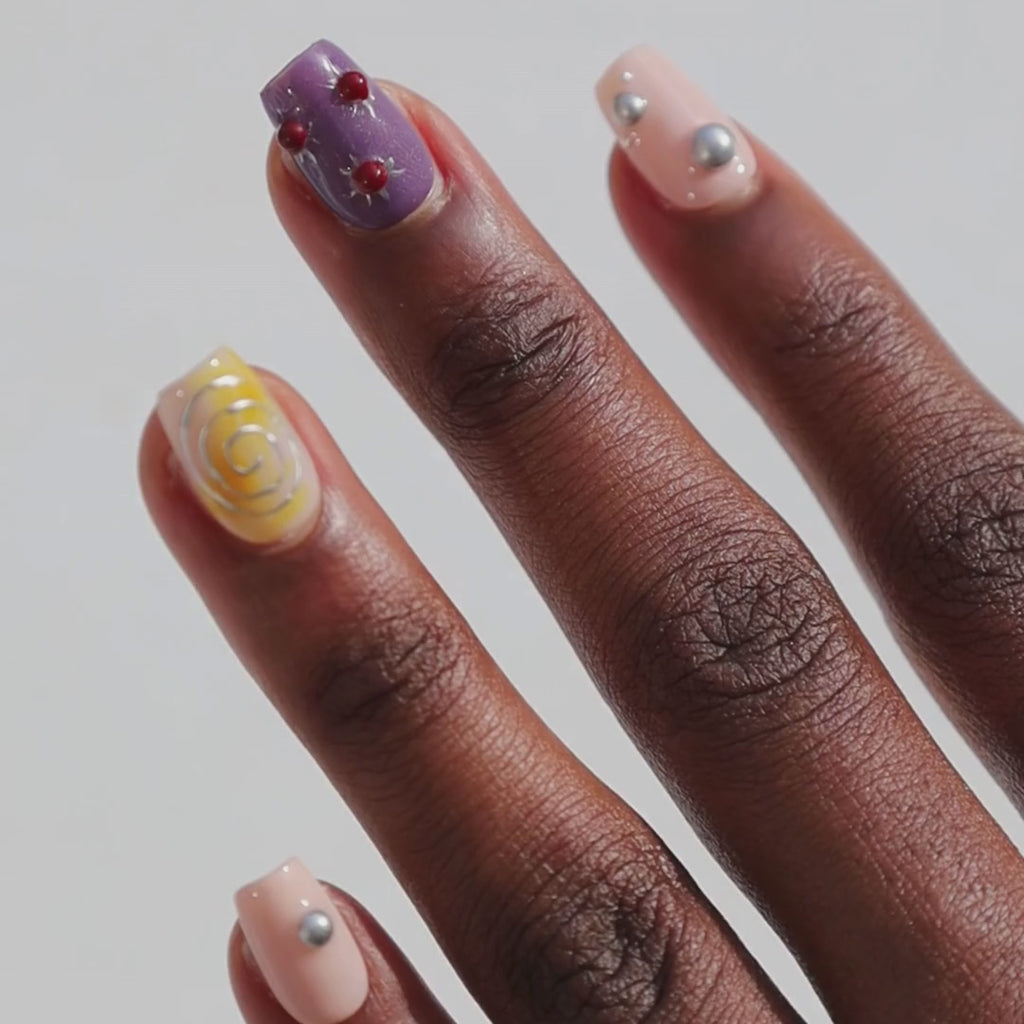 Video of dark skinned hand with Freestyle 3D Chrome Nails